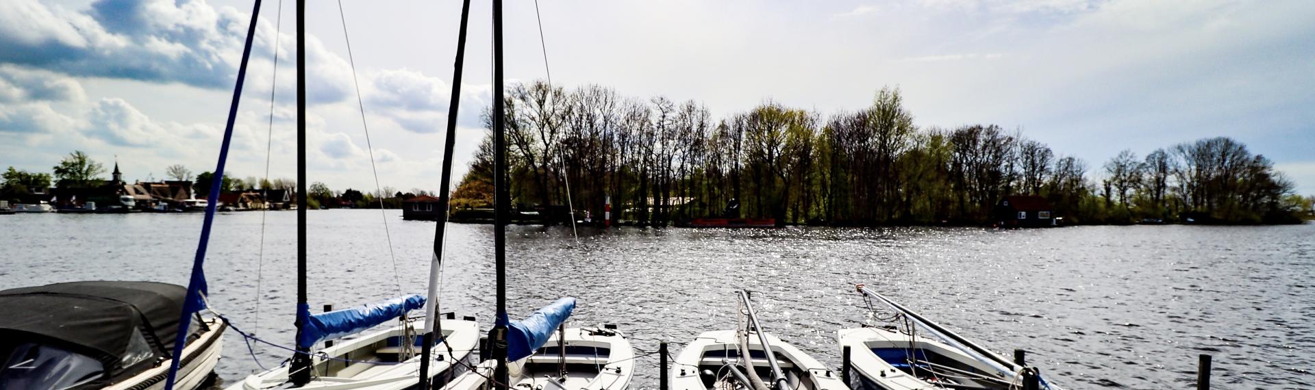 Aanlegsteiger met zeilboten in Buitenkaag