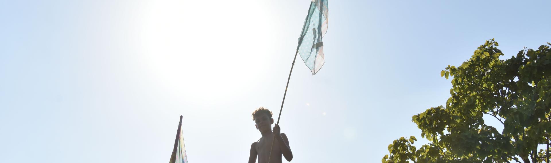 Kinderen met vlag in de zon