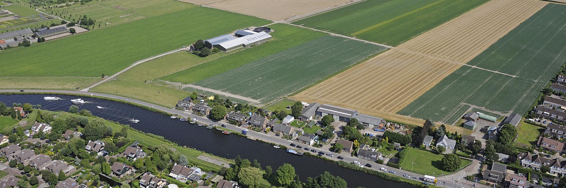 Luchtfoto van Ringvaart, Beinsdorp, Hillegom en boerderij De Meijerij.