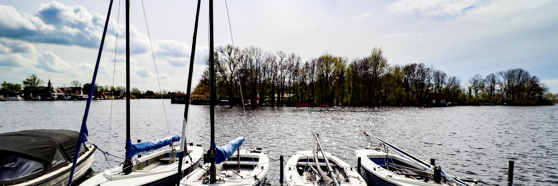 Aanlegsteiger met zeilboten in Buitenkaag