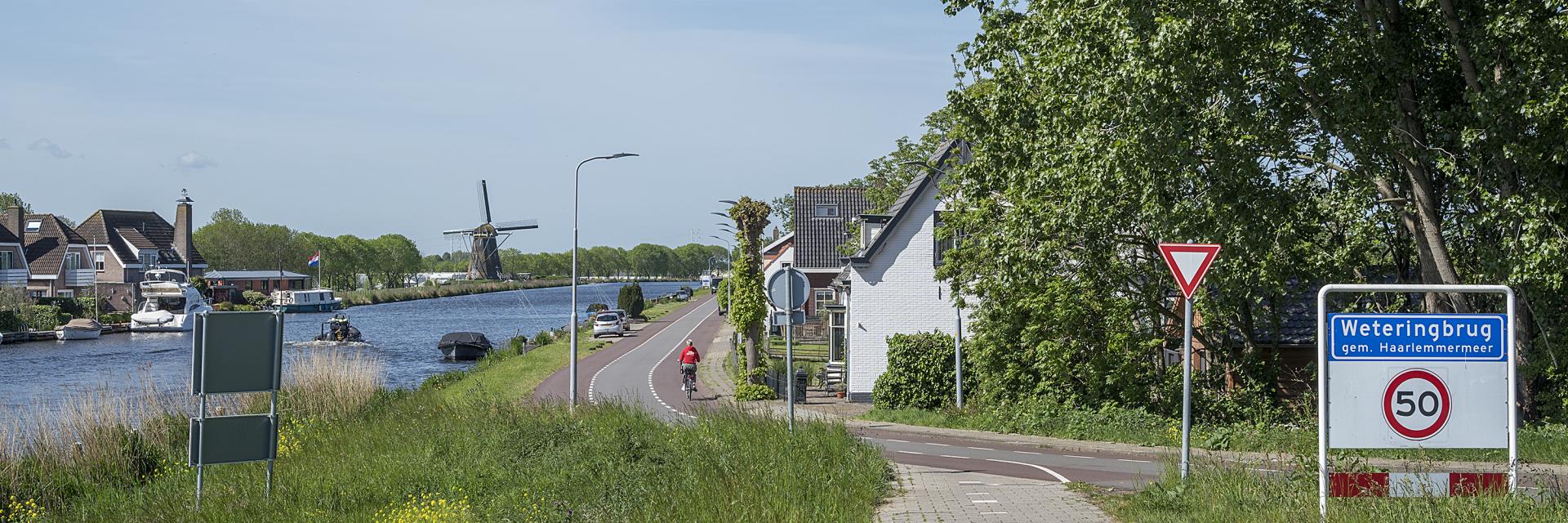 Zicht op de Ringdijk en Ringvaart bij Weteringbrug