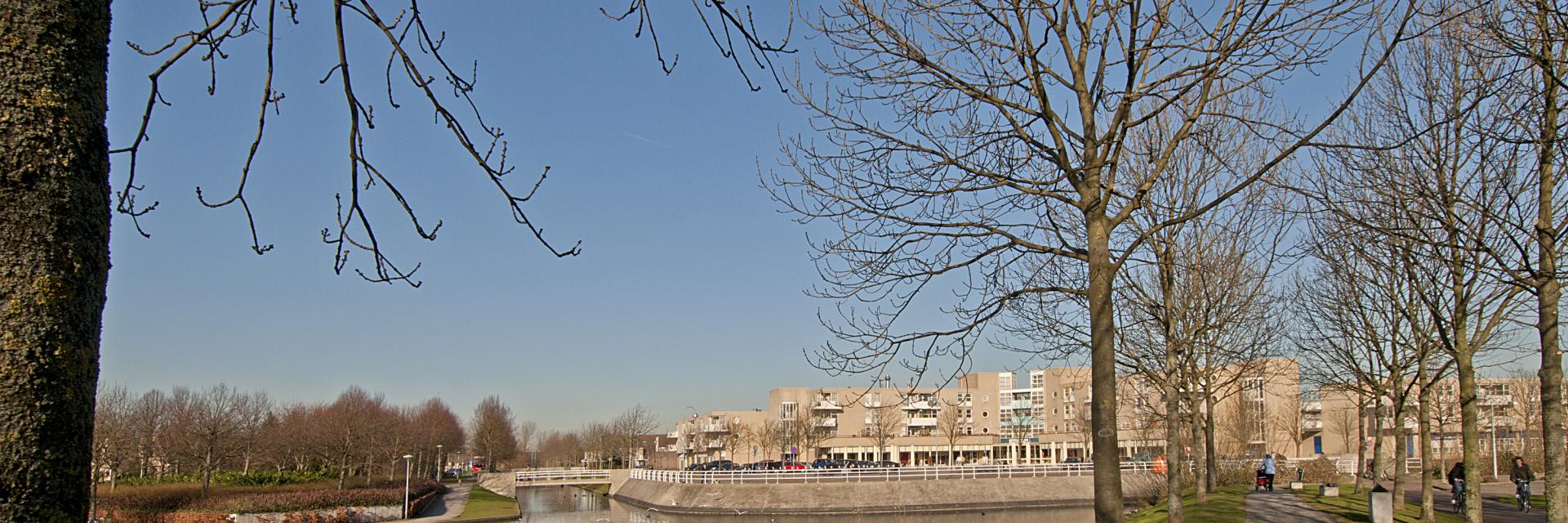 Winkelcentrum Paradijs en woningen in de wijk Overbos