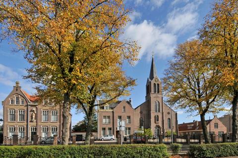 Joannes de Doperkerk aan de Kruisweg met links op de foto het parochiehuis. (foto: Kees van der Veer)