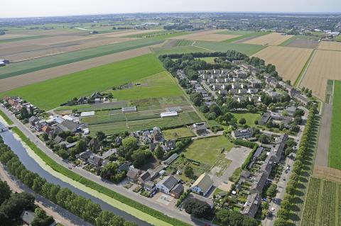 Luchtfoto van Abbenes ten westen van de Hoofdvaart (foto: Kees van der Veer)