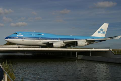 Klm-toestel over Hoofdvaart (foto: Beeldbank Haarlemmermeer)