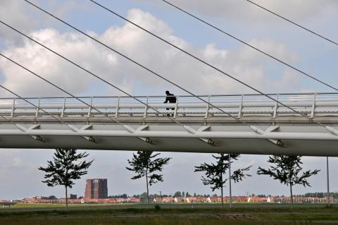 Fietser op Harp, brug ontworpen door architect Santiago Calatrava. Op Achtergrond de wijk Getsewoud met als Landmark Het Kasteel (foto: Kees van der Veer)