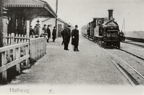 Het perron van station Halfweg t.o. de suikerfabriek, de trein uit Haarlem.