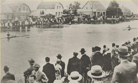 Roeiwedstrijden (Olympiade) in de Ringvaart bij Sloten (1928) foto: Noord-Hollands Archief)